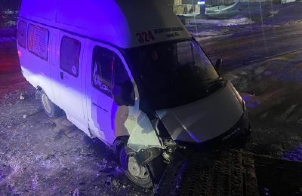 Пять пассажиров попали в больницу после столкновения маршрутки и грузовика (ВИДЕО)