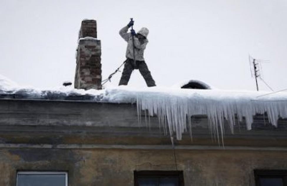 Губернатор Андрей Травников поручил усилить работу по очистке балконов и кровель домов от снега и льда