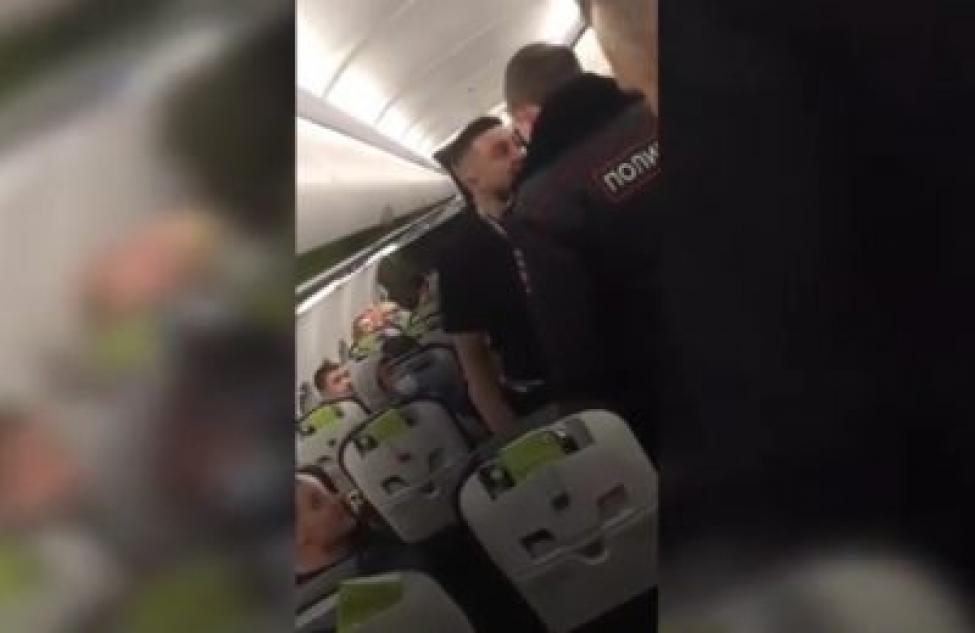 Пьяный дебош в самолете: рейс из «Толмачёво» в Москву задержался на час (ВИДЕО)