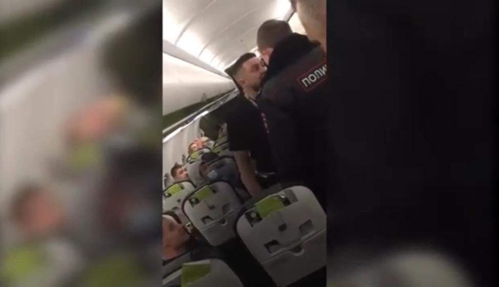 Пьяный дебош в самолете: рейс из «Толмачёво» в Москву задержался на час (ВИДЕО)