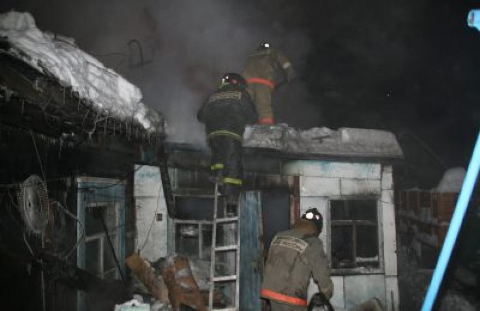 В селе Толмачёво загорелся частный дом — его тушили более десяти пожарных