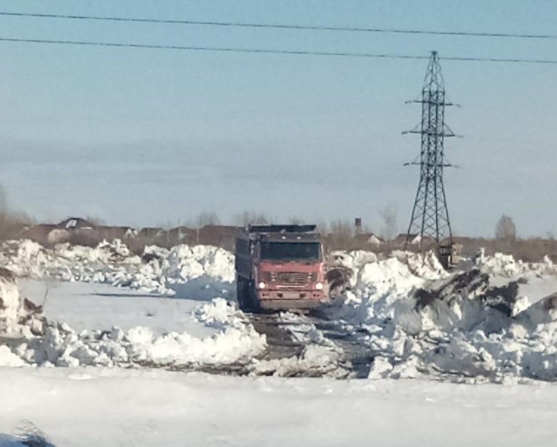 Жители МЖК заметили рядом со своими домами груженные снегом самосвалы