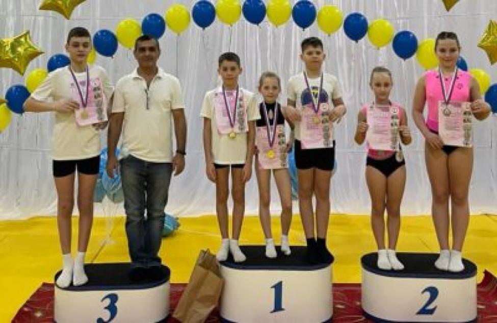 Триумф «Триумфа»: юные акробаты выиграли соревнования в Барабинске
