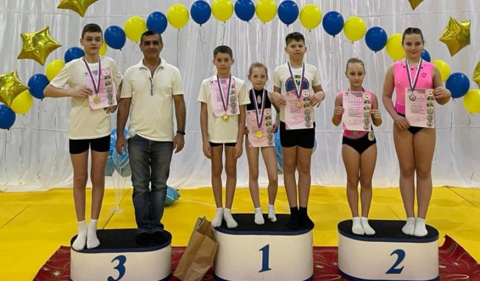 Триумф «Триумфа»: юные акробаты выиграли соревнования в Барабинске