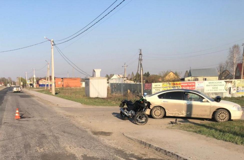 Иномарка столкнулась с мотоциклом в Толмачёво