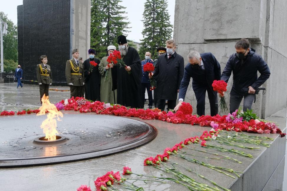В День памяти и скорби Губернатор Андрей Травников возложил цветы к Вечному огню