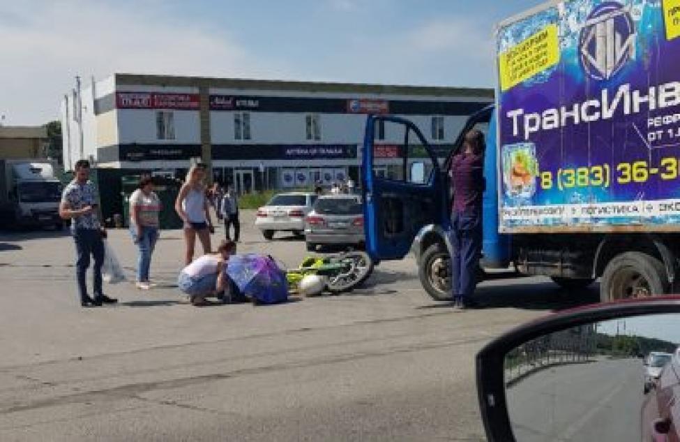 «Газель» сбила мотоциклиста на улице Ломоносова в Оби