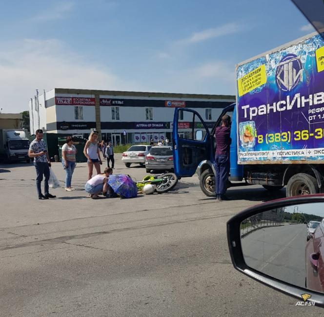 "Газель" сбила мотоциклиста на улице Ломоносова в Оби
