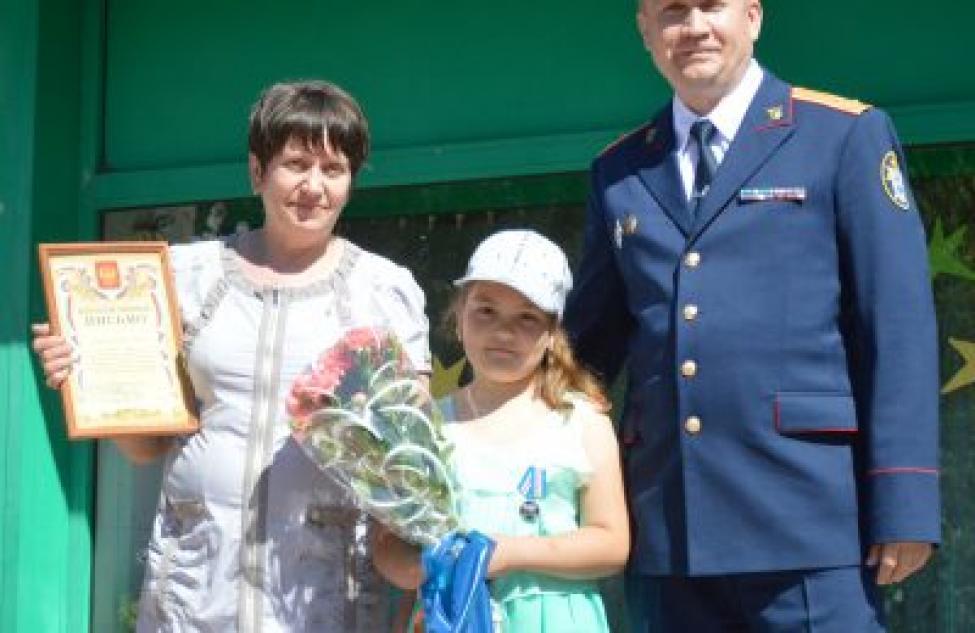 Очередная награда маленькой героини: Диана Акушко получила медаль СКР