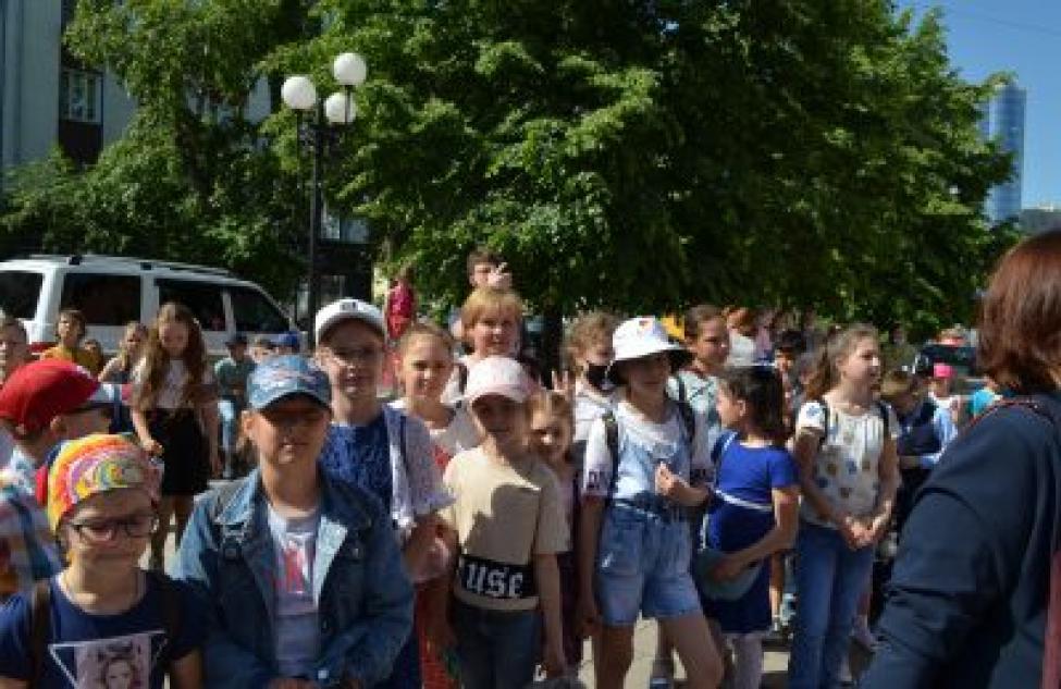 «День детства» посетили юные школьники из Оби и Толмачева