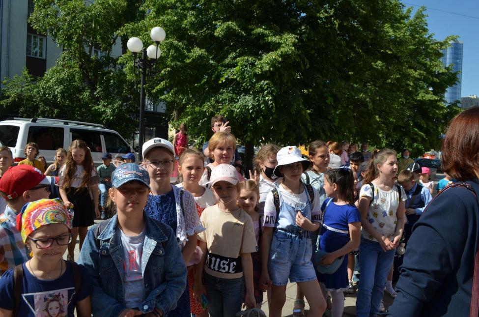 «День детства» посетили юные школьники из Оби и Толмачева