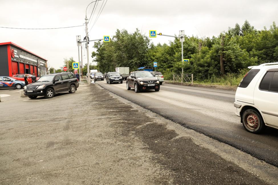 Качество отремонтированных дорог проверяют областные депутаты