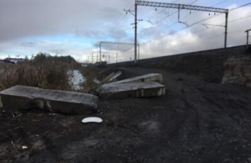 Железнодорожники объяснили появление щебня и грунта рядом с туннелем на «Октябрьской»
