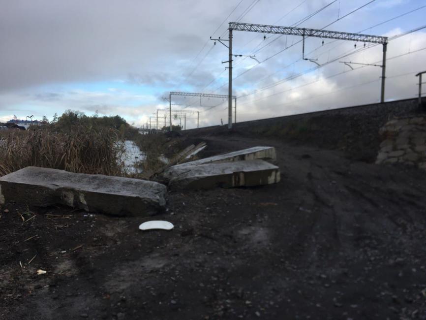 Железнодорожники объяснили появление щебня и грунта рядом с туннелем на "Октябрьской"