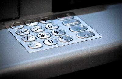 В Оби злоумышленники на «Жигулях» раскурочили кувалдой банкомат и попались полиции