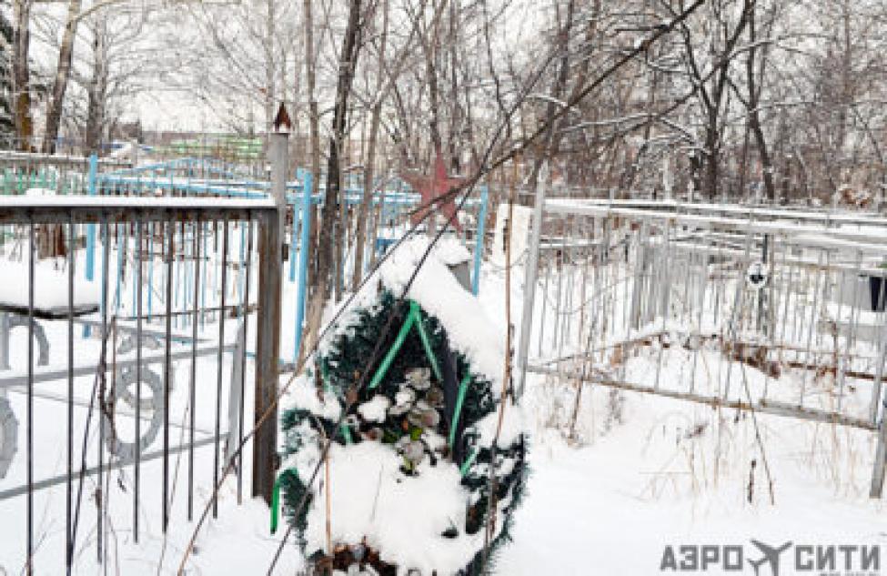 По первому снегу: с могил «старого» кладбища в Оби исчезают оградки