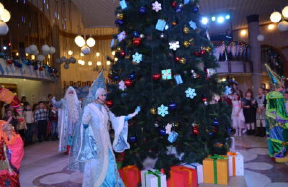 Праздник к нам стучится: юных обчан из малообеспеченных семей пригласили на новогодний спектакль в Новосибирск