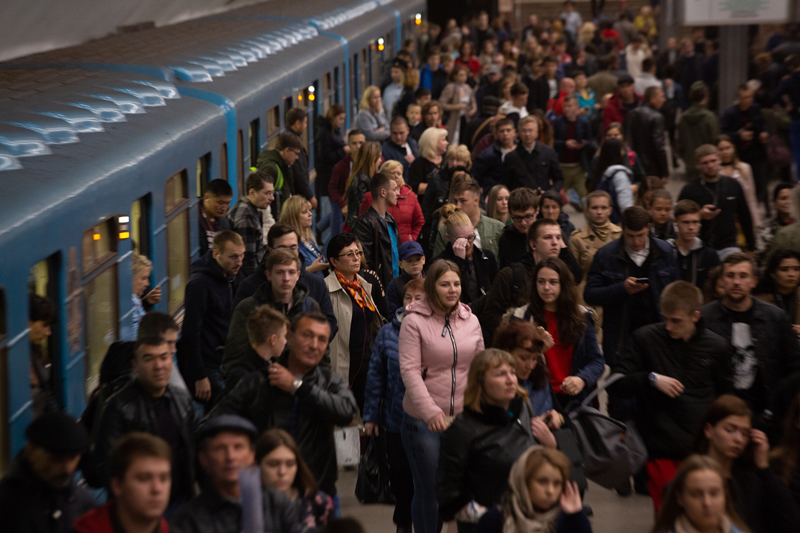 Много людей в метро. Пассажиропоток метро Новосибирска. Новосибирское метро час пик. Час пик Новосибирск метро.