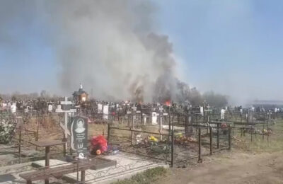 Часовня чудом не загорелась из-за пожара рядом с кладбищем в Оби