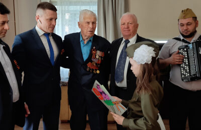 С «Катюшей» и гармонью: обских ветеранов ВОВ поздравили на дому