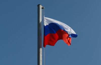 Торжественно поднимать флаги России начали образовательные организации НСО