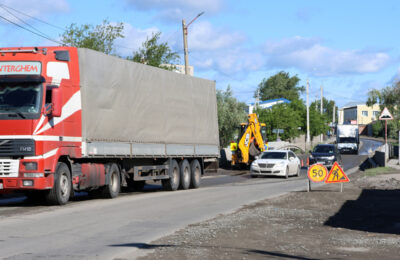 Движение транспорта временно ограничили на мосту через Власиху в Толмачево