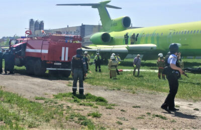 Спецслужбы в ходе учений освободили «захваченный» самолет в аэропорту «Толмачёво»