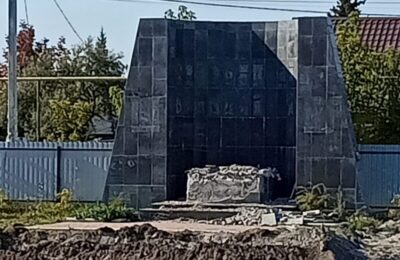 Памятник воинам — Толмачевцам раскололся при демонтаже