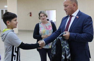 Рюкзак и канцтовары подарили школьнику, переехавшему в Обь из Донбасса