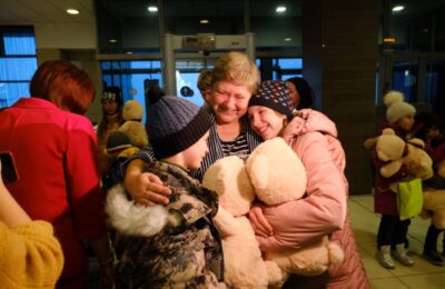 В аэропорт «Толмачево» прибыли дети из ЛНР: их передадут в приемные семьи