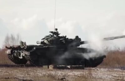 Мобилизованные сибиряки проходят тренировки на танковых полигонах