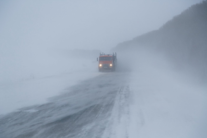 На трассах НСО работают 592 единицы спецтехники — дорожники борются с последствиями снегопада и гололедом