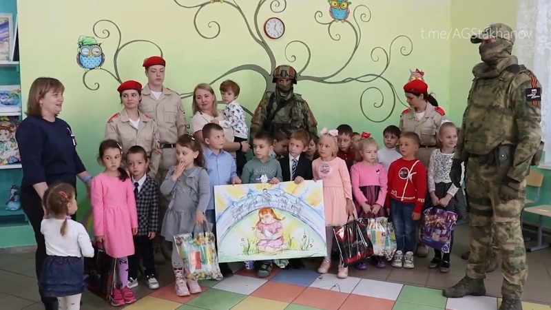 Игрушки и канцелярию передали Росгвардейцы детям в ЛНР в рамках гуманитарной акции