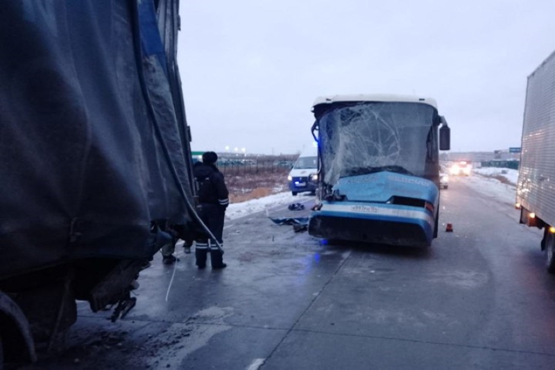 Две фуры и рейсовый автобус попали массовое ДТП под Обью — пострадали люди