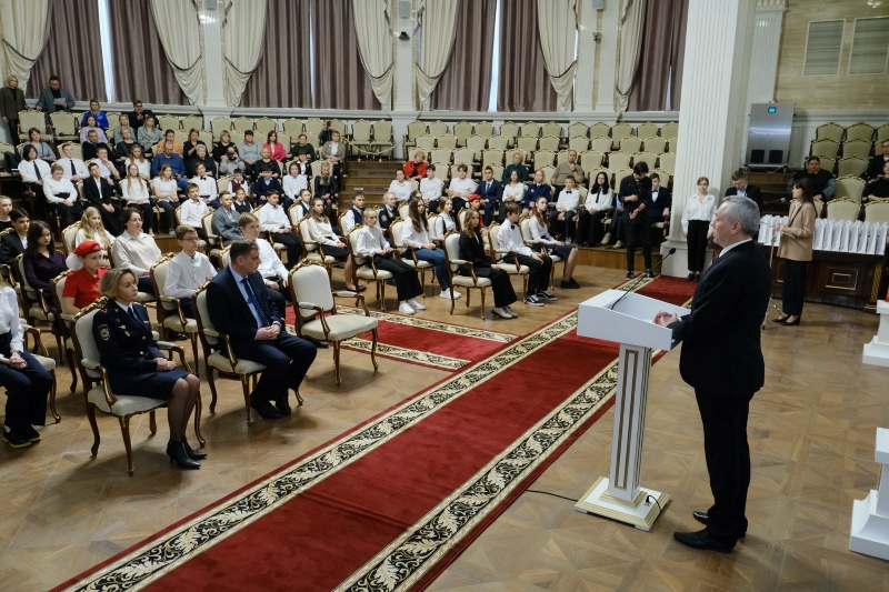 Андрей Травников вручил паспорта юным обчанкам в День Конституции России