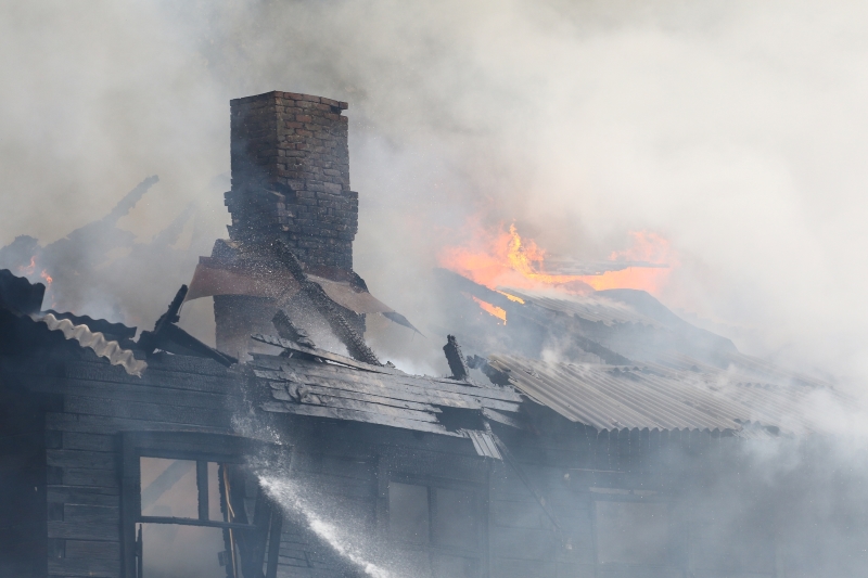 Сгоревший автомобиль и двухэтажный дом: пожарные Оби рассказали о возгораниях в начале декабря