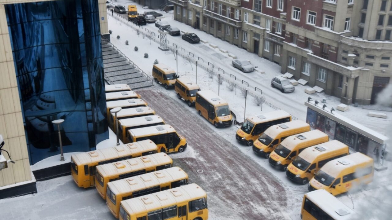 Новый школьный автобус пополнил автопарк города Оби - Аэро-Сити