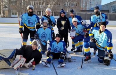 Первый хоккейный турнир прошел на обновленной хоккейной коробке возле Дворца культуры «Крылья Сибири»