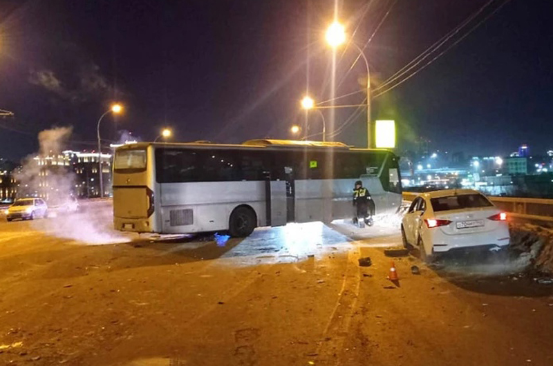 В серьёзное ДТП попал автобус 111Э с пассажирами на Димитровском мосту в Новосибирске