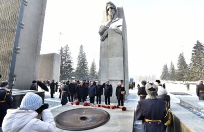 Андрей Травников возложил цветы к Вечному огню и почтил память советских военнослужащих в Афганистане