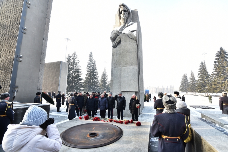 Андрей Травников возложил цветы к Вечному огню и почтил память советских военнослужащих в Афганистане