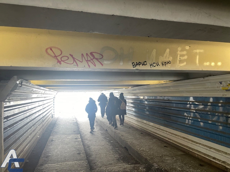 Несмываемой краской вандалы разрисовали подземный переход в Оби