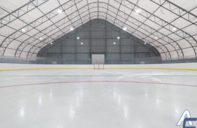 Первый лед залили в крытой хоккейной коробке «Авиатор» в Геодезии