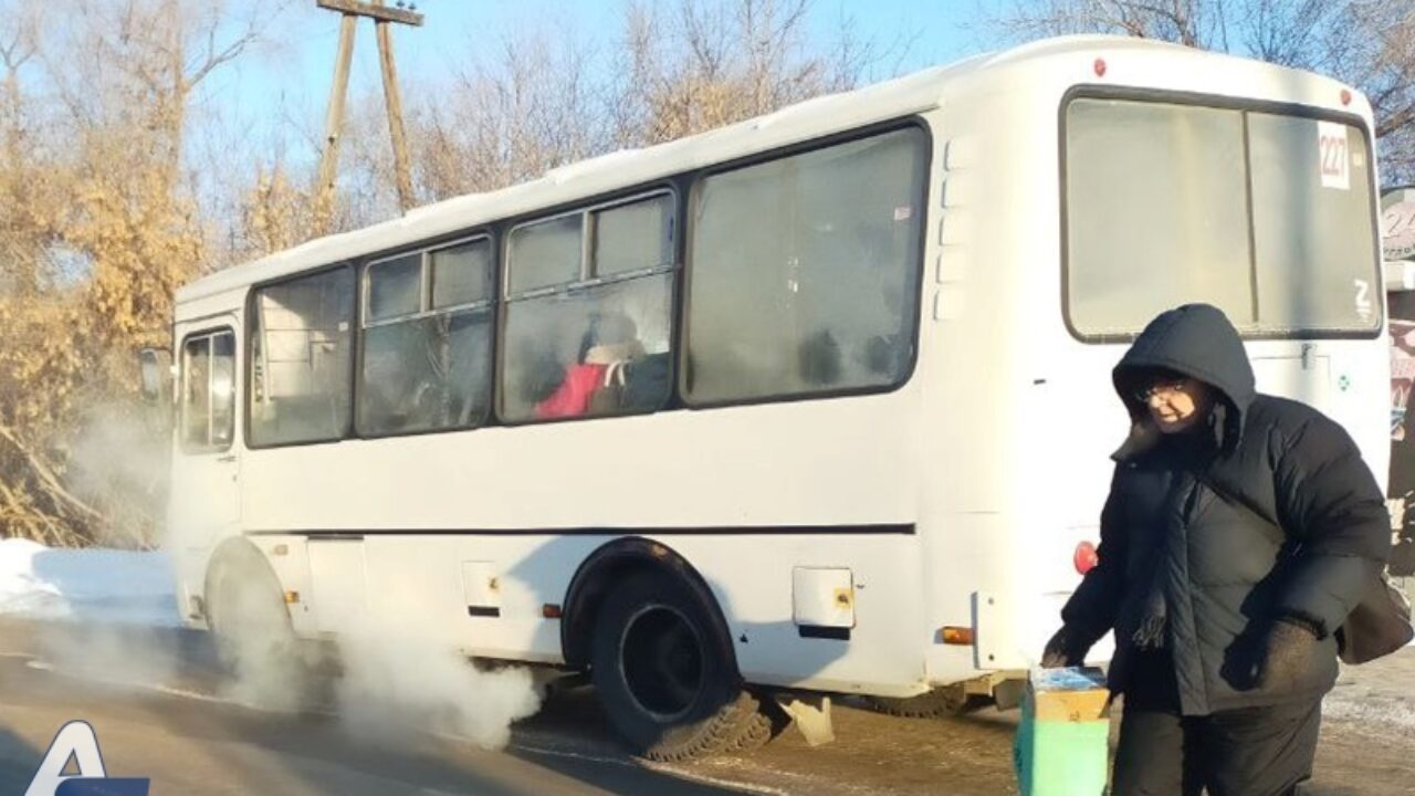 Подростка высадили из автобуса в Толмачево из-за неработающего терминала  оплаты банковскими картами - Аэро-Сити