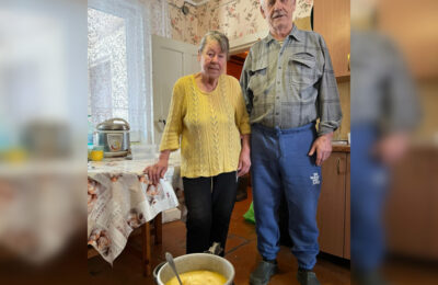 Целую флягу меда отправили участникам спецоперации супруги-пенсионеры из соседней с Обью деревни Алексеевки