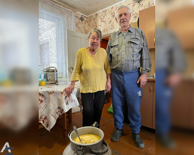 Целую флягу меда отправили участникам спецоперации супруги-пенсионеры из соседней с Обью деревни Алексеевки
