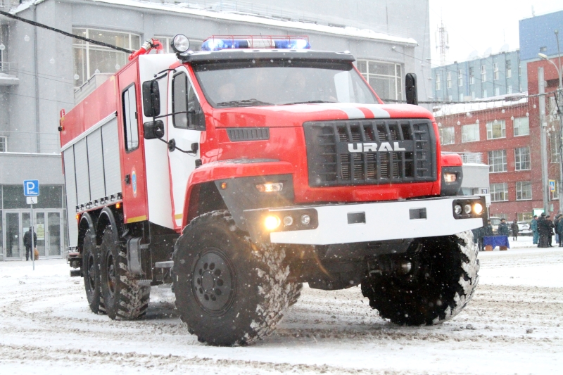 Ключи от новых пожарных машин вручил спасателям губернатор Андрей Травников