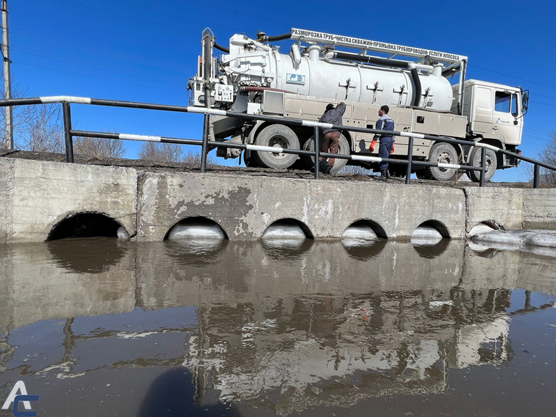 Кипятком промывают трубы под дамбой на реке Власихе в Оби