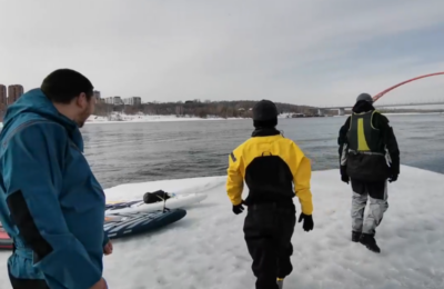 Пятеро жителей Новосибирска прокатились на льдине по реке Оби