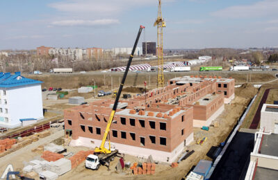 Крупнейшую в Новосибирской области поликлинику строят по нацпроекту в городе Обь